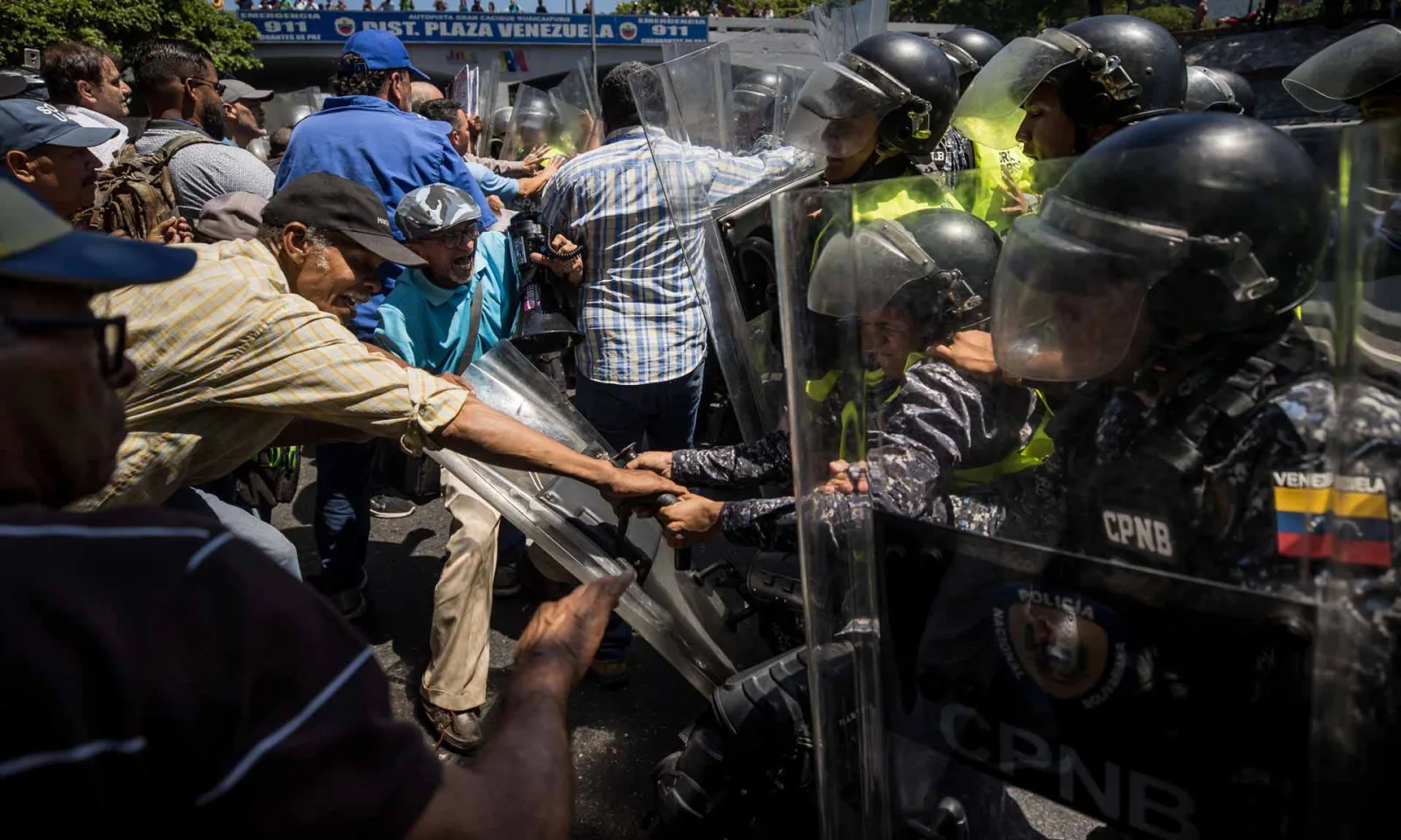 Denuncian represión contra manifestantes por exigir "salario digno"