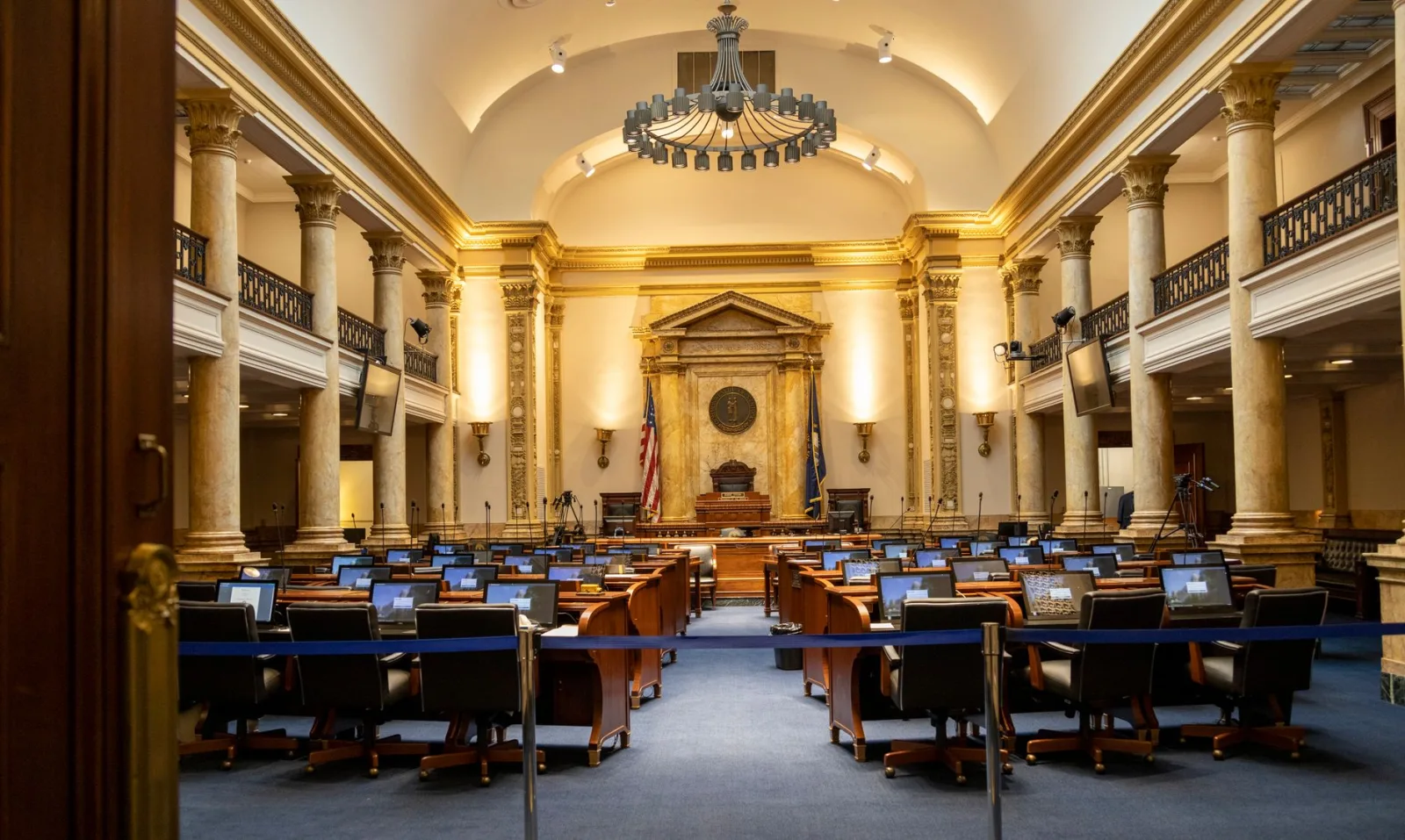 Una majestuosa cámara gubernamental con elegantes columnas y asientos. Ideal para temas de política o arquitectura.