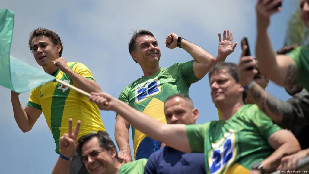 Lula y Flávio Bolsonaro cerraron sus campañas en Brasil