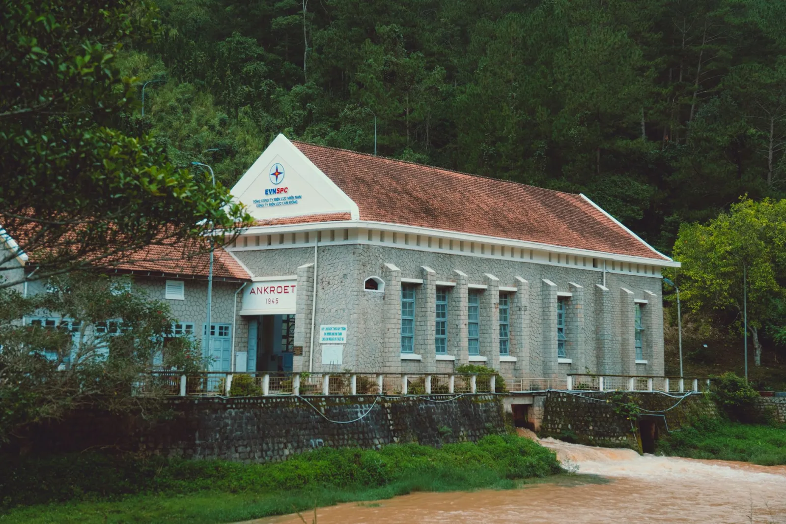 La central hidroeléctrica de Ankroet, rodeada de exuberante vegetación en Da Lat, Vietnam.