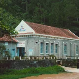 La central hidroeléctrica de Ankroet, rodeada de exuberante vegetación en Da Lat, Vietnam.