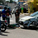 Choque entre carro y moto deja una mujer herida en la avenida La Limpia