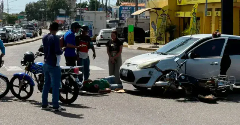 Choque entre carro y moto deja una mujer herida en la avenida La Limpia