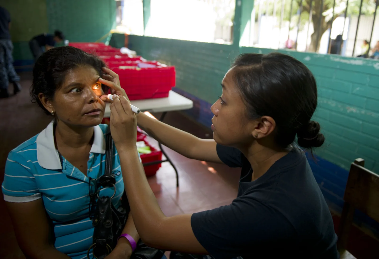Marina de los EE. UU. 110619 N RM525 137 La teniente Patricia Salazar, de San Francisco, examina a un paciente en el centro médico de la Escuela Humberto Méndez Juárez durante una