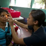 Marina de los EE. UU. 110619 N RM525 137 La teniente Patricia Salazar, de San Francisco, examina a un paciente en el centro médico de la Escuela Humberto Méndez Juárez durante una