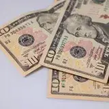 S&P 500 cae, dólar sube y oro retrocede tras señales restrictivas de la Fed