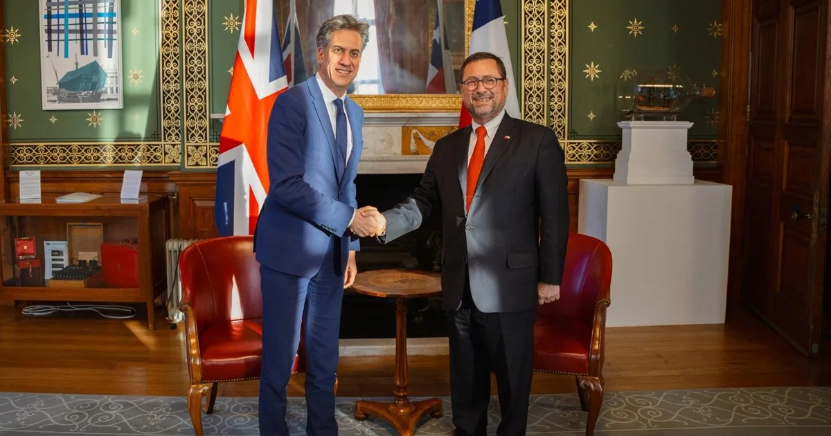 Chile y Reino Unido estrechan vínculos en plena tensión atlántica