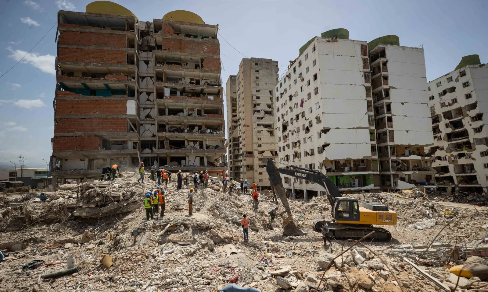 Suman 5.546 muertos tras el doble sismo del 24 de junio