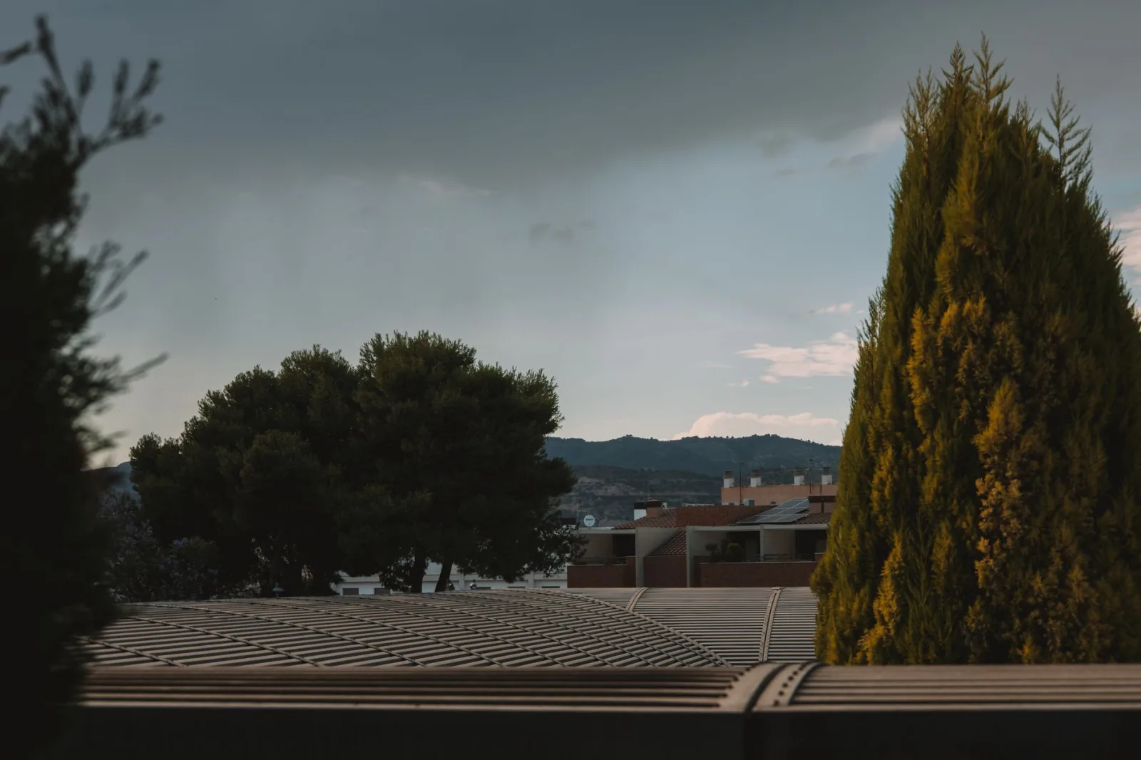 Lluvias y vientos causan anegaciones en Valencia