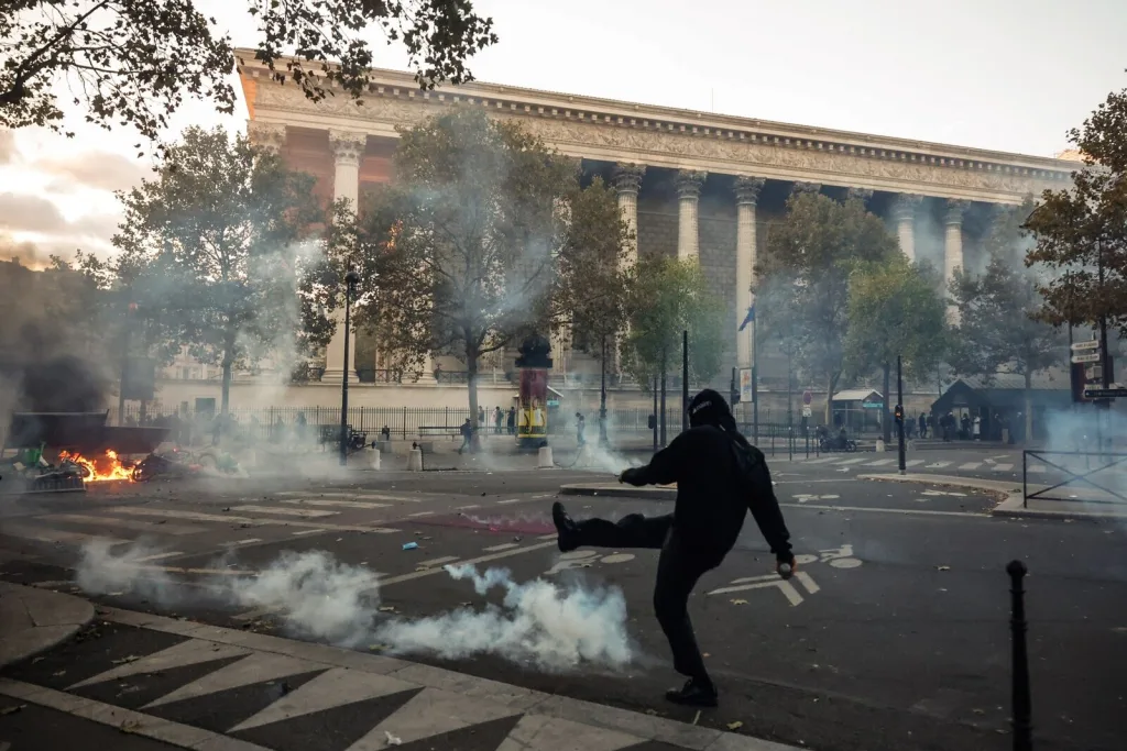 Detienen a cerca de 400 personas en protestas violentas por Francia