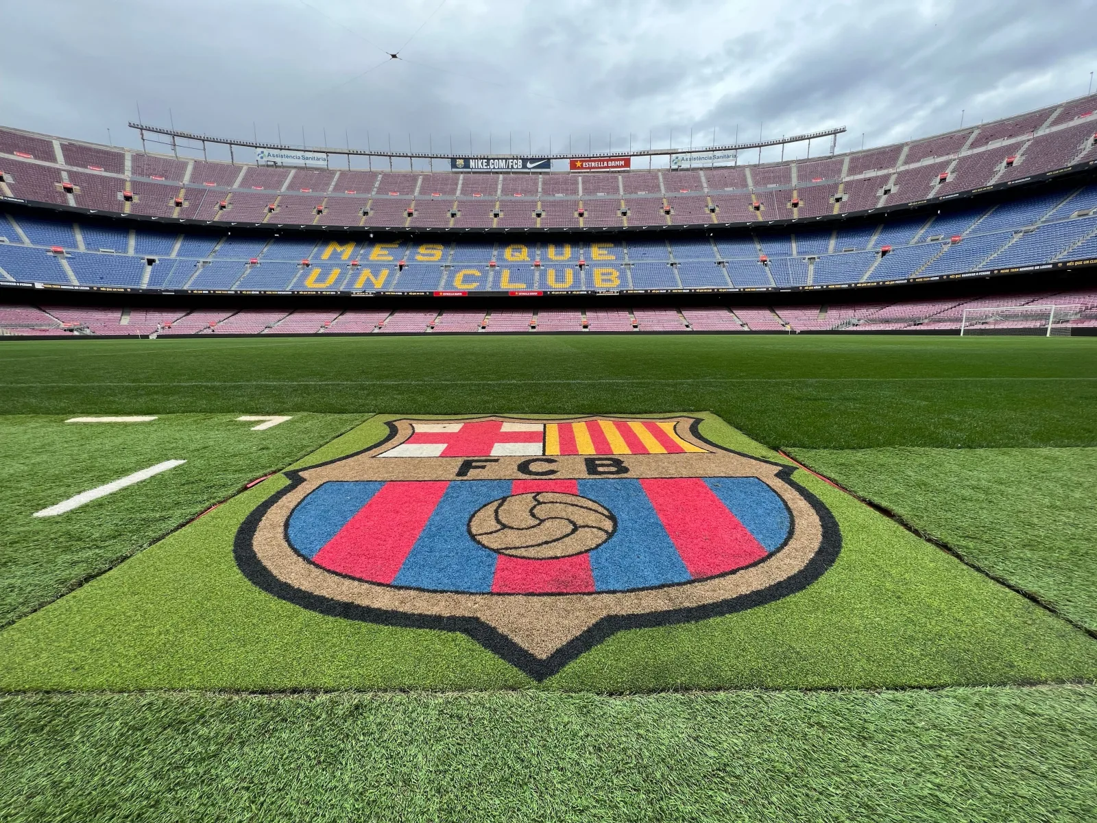 Vista del campo y las gradas del Estadio Camp Nou, sede del FC Barcelona, en España.