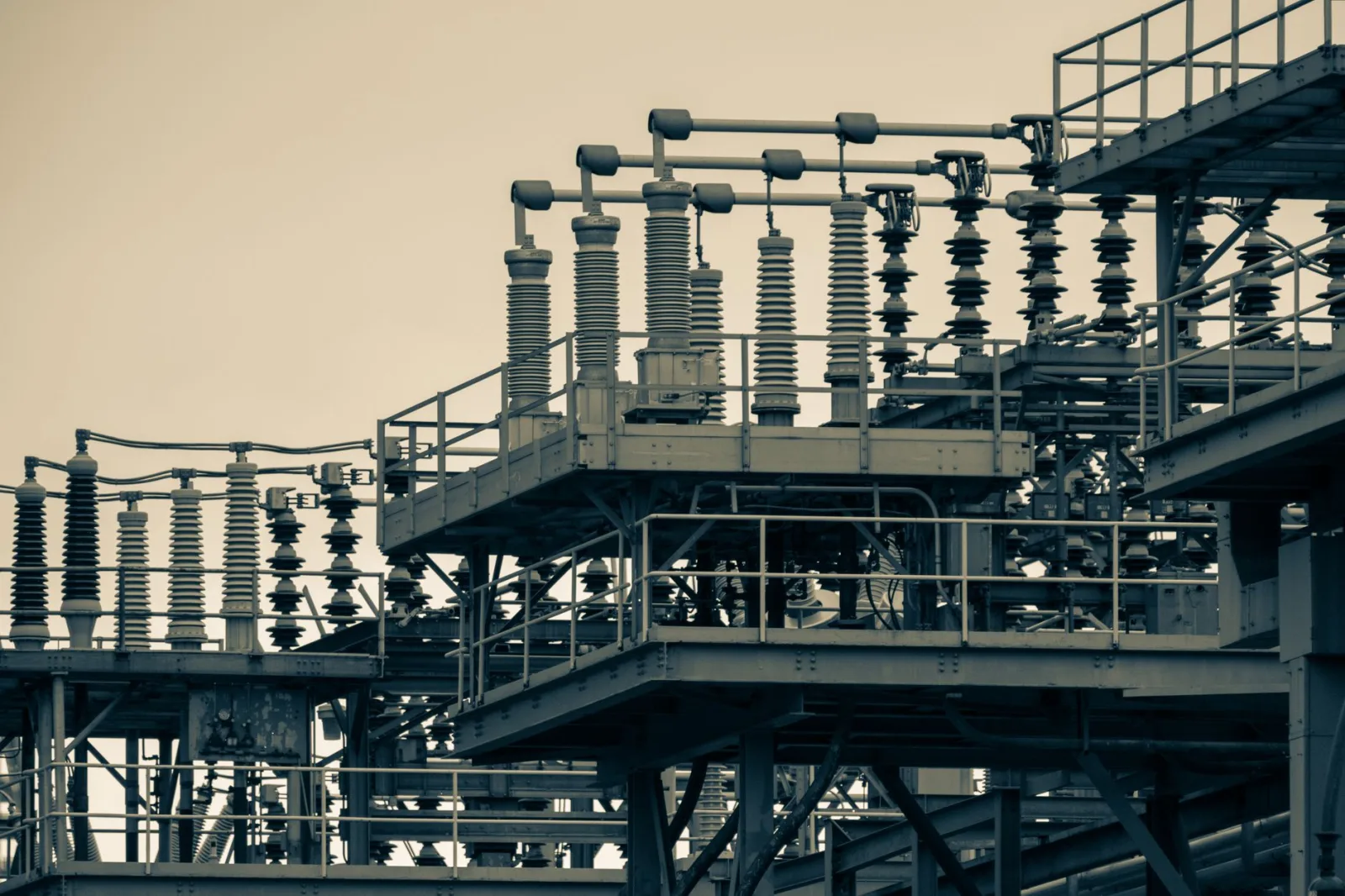 Vista detallada de una estructura de una central eléctrica industrial en la ciudad de Nueva York.