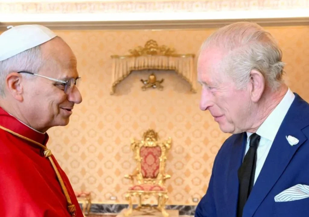 León XIV y Carlos III se otorgan títulos religiosos