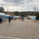 Familia sigue en una camioneta tras el sismo de Vargas