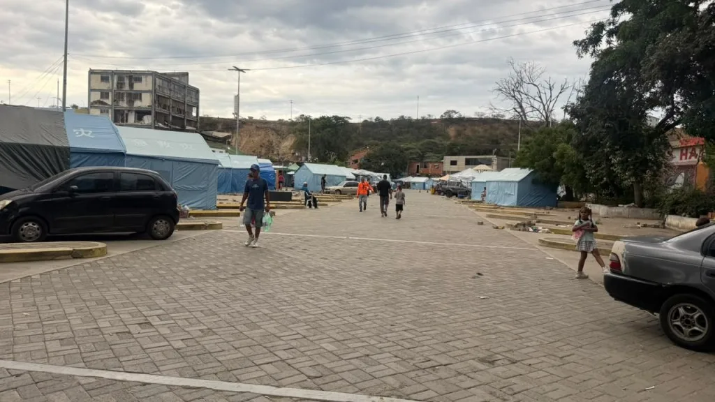 Familia sigue en una camioneta tras el sismo de Vargas