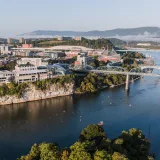 Vista aérea impresionante de Chattanooga, Tennessee, con sus icónicos puentes y el río Tennessee.