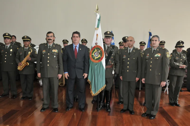 File:Condecoración a la Revista de la Policía Nacional (5573903829).jpg