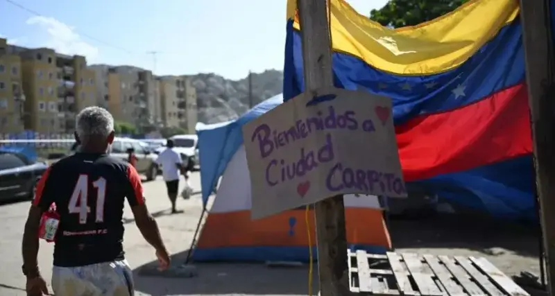 Carpas y refugios sostienen a miles de damnificados en La Guaira