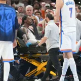 Jalen Williams sale en camilla tras lesionarse la pierna izquierda