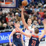 Kristaps Porzingis se mantiene fuera de las canchas por salud