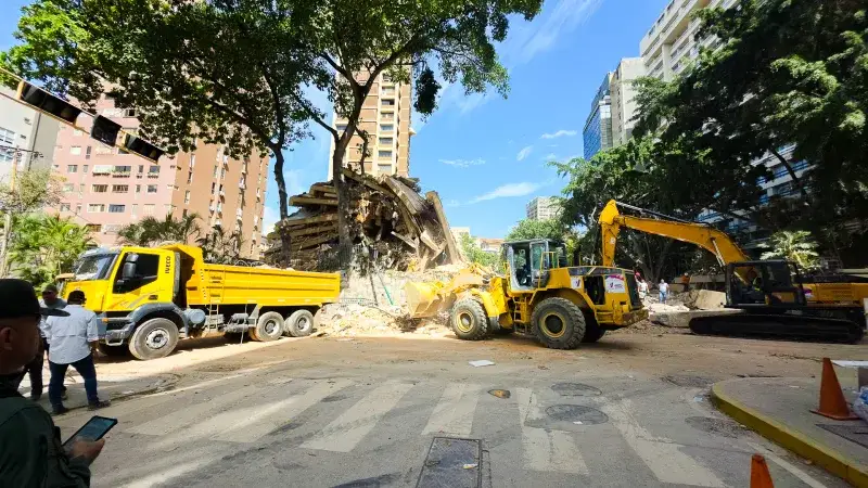 Remoción de escombros casi final en el edificio Petunia