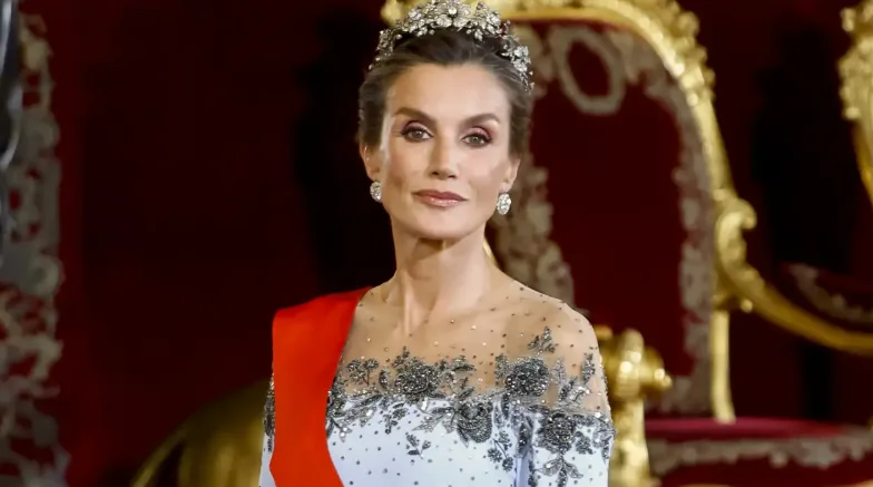 Letizia llevó un vestido azul prestado en la cena con Macron