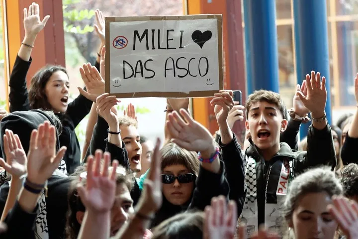 Sánchez respondió a los ataques de Milei con una canción de Lali
