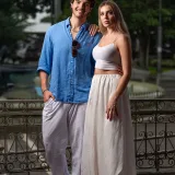 Una pareja a la moda posando con estilo al aire libre en Heredia, Costa Rica.