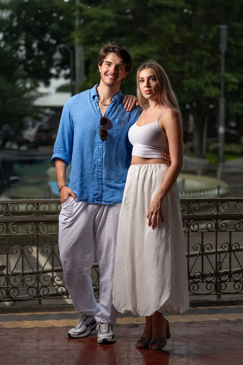 Una pareja a la moda posando con estilo al aire libre en Heredia, Costa Rica.