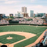 Toma de gran angular del Wrigley Field lleno de espectadores durante un partido de béisbol en Chicago.
