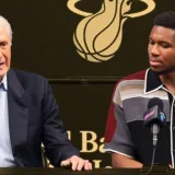 Giannis contó el viaje de Pat Riley a la cancha de su infancia
