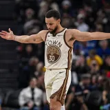 Curry está a un juego de igualar la marca de Robertson