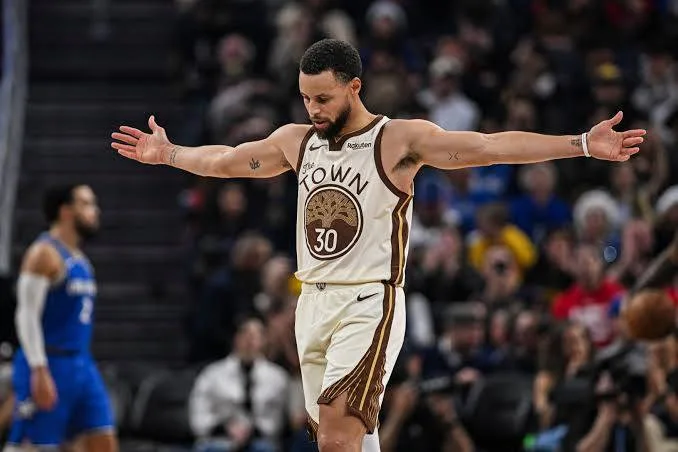 Curry está a un juego de igualar la marca de Robertson