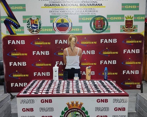 
			Llevaba 100 dediles de droga en frascos de champú		