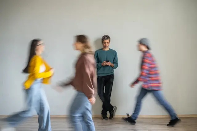 Hábitos que agravan la ansiedad social y cómo frenarlos