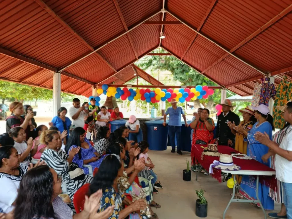 Entregan láminas y tanques a familias wayuu en Maracaibo