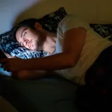 Dormir con el móvil en la oscuridad daña más la vista