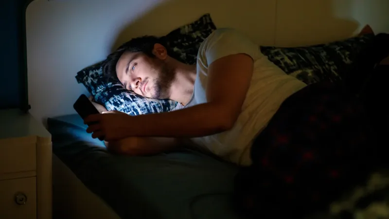 Dormir con el móvil en la oscuridad daña más la vista