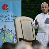 Papa reza con niños en el Vaticano por la paz en Venezuela