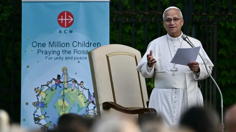 Papa reza con niños en el Vaticano por la paz en Venezuela