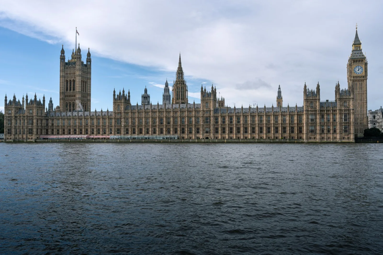 El Palacio de Westminster, en Londres, junto al río Támesis, con el Big Ben.