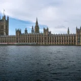 El Palacio de Westminster, en Londres, junto al río Támesis, con el Big Ben.