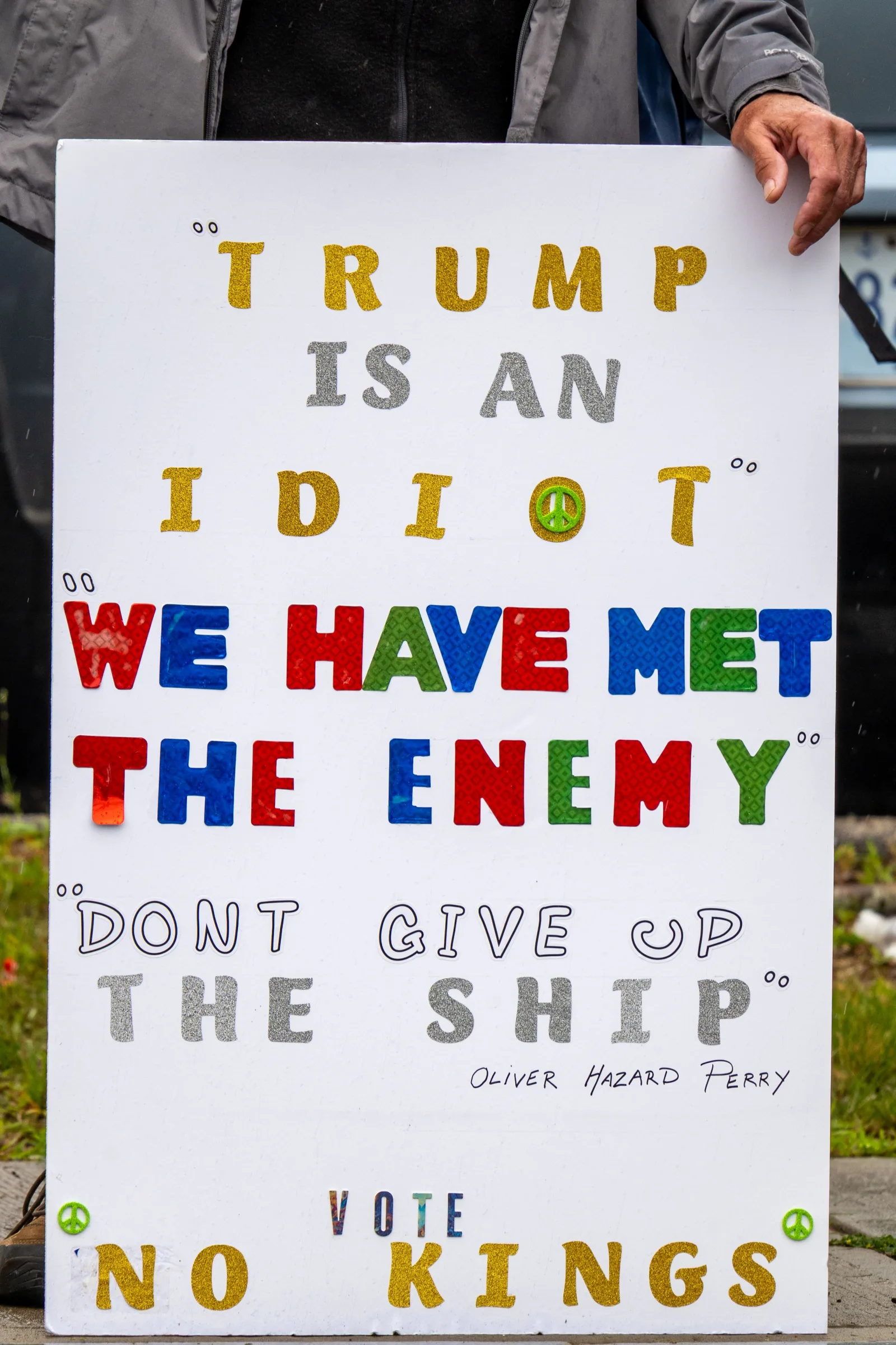 Cartel colorido que expresa sentimientos anti-Trump en Rhode Island.