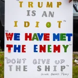 Cartel colorido que expresa sentimientos anti-Trump en Rhode Island.