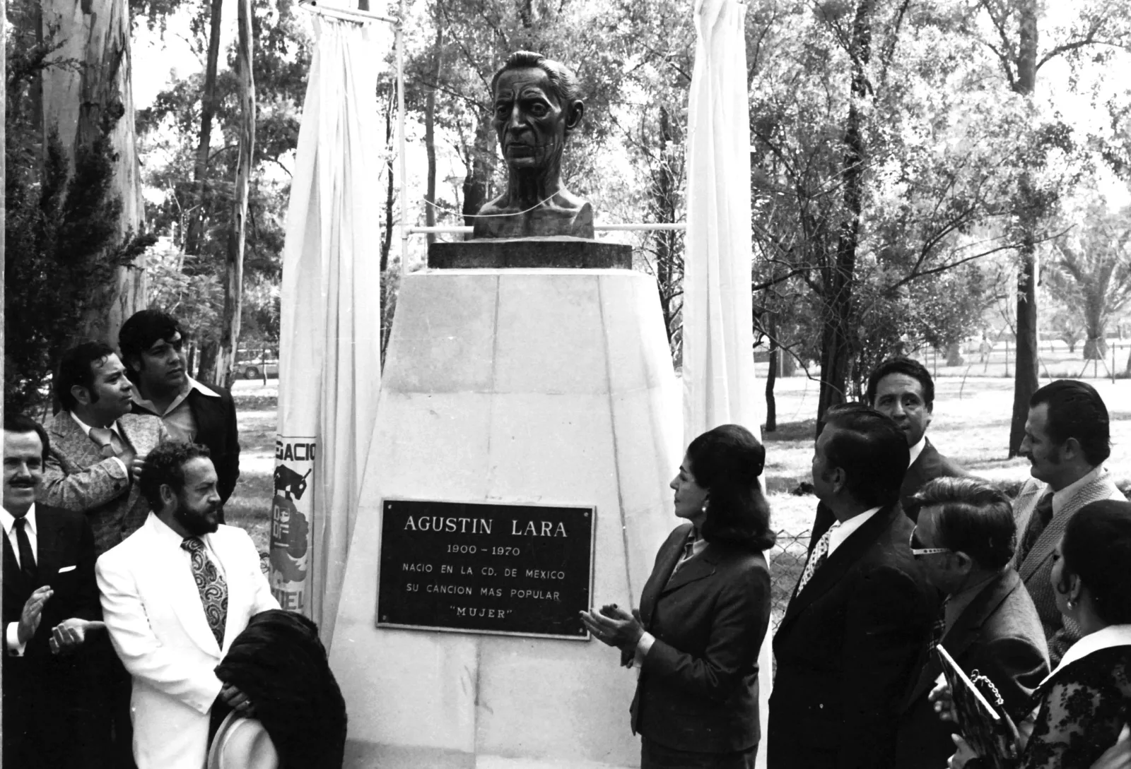 File:010480-042 EL LIC. EDUARDO TONELLA DEVELA UN BUSTO DEL COMPOSITOR AGUSTÍN LARA EN CHAPULTEPEC NOVIEMBRE 14 1973 (25961662597).jpg