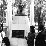 File:010480-042 EL LIC. EDUARDO TONELLA DEVELA UN BUSTO DEL COMPOSITOR AGUSTÍN LARA EN CHAPULTEPEC NOVIEMBRE 14 1973 (25961662597).jpg