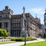 Vista arquitectónica de la Corte Suprema en Buenos Aires, Argentina, en un día soleado.