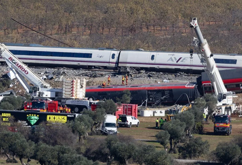 Sube a 74 la cifra de muertos por choque de trenes en Urda