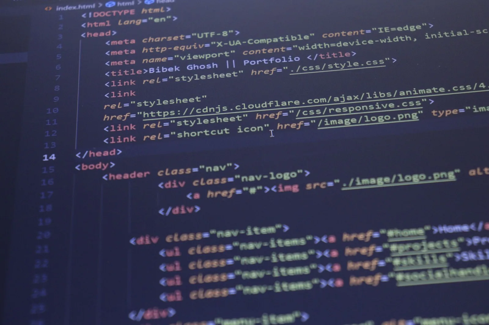 Vista de cerca de código HTML y CSS en la pantalla de una computadora, ideal para temas de programación y tecnología.