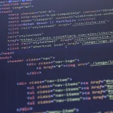 Vista de cerca de código HTML y CSS en la pantalla de una computadora, ideal para temas de programación y tecnología.